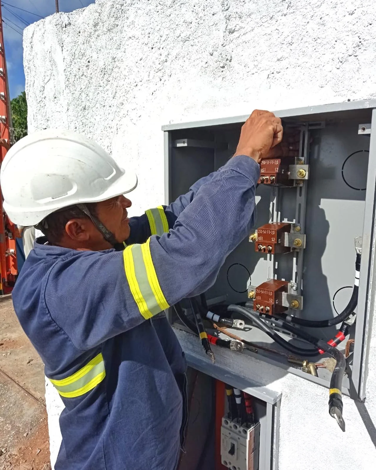 Profissional da Voltec executando serviços no padrão de medição da CAGEPA