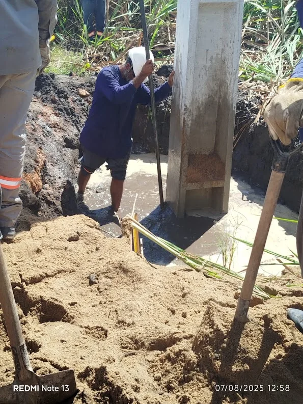 Execução junto à estrutura de concreto durante obra de rede