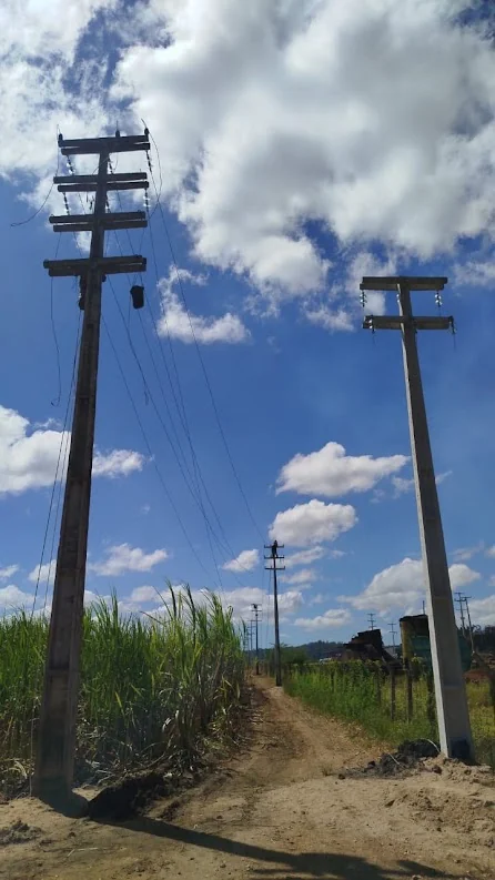 Estruturas de distribuição sob céu com nuvens