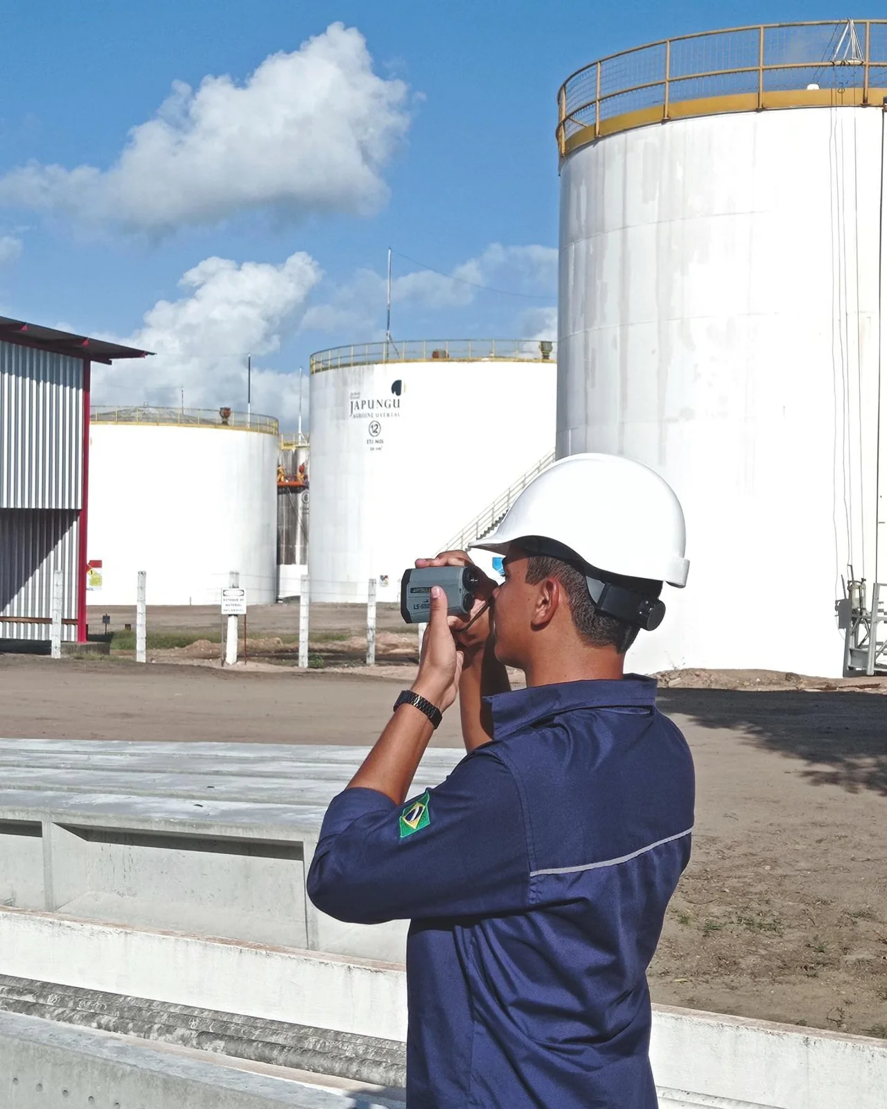 Profissional da Voltec planejando rede elétrica em área industrial