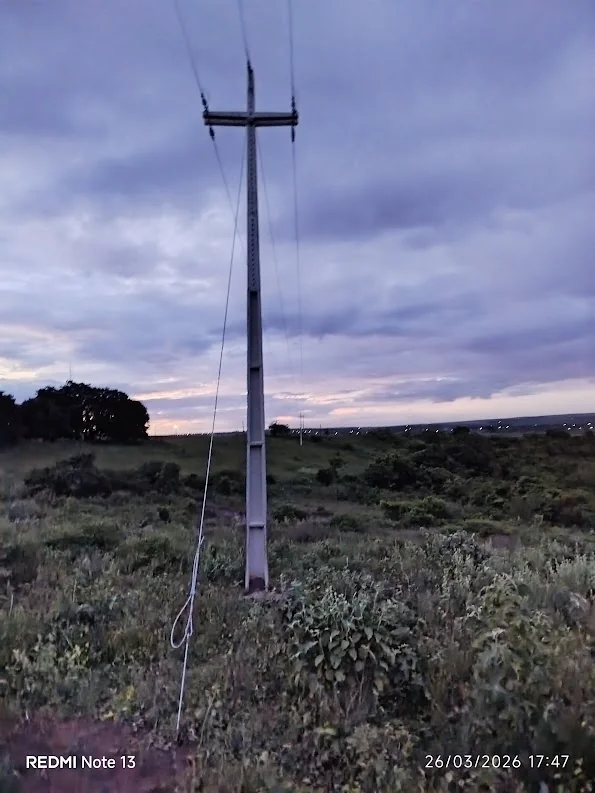 Rede elétrica ao entardecer na obra do Haras São João
